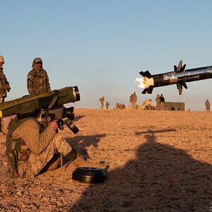 جندي أردني يطلق صاروخ FGM-148 Javelin
