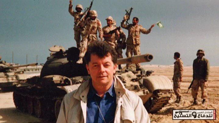صحفي أمريكي يقف امام جنود سعوديين بعد تدمير دبابة T-55 العراقية