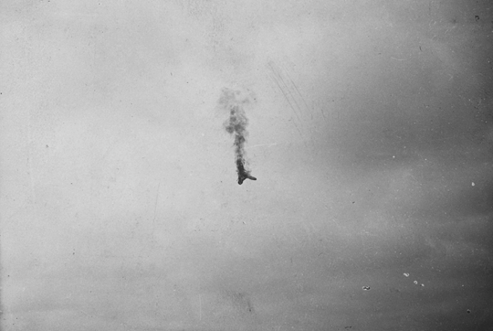 الشكل 1. سقوط طائرات الحرب العالمية الأولى في ألسنة اللهب من السماء (المصدر: المتحف الوطني للحرب العالمية الأولى).