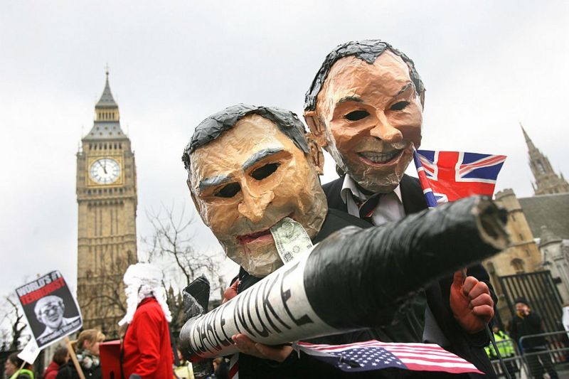 مجسمان لبلير وبوش خلال مظاهرات حاشدة اجتاحت لندن رفضاً لغزو العراق.