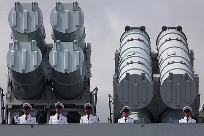 Anti-ship_missile_launchers_on_CNS_Haikou_%28DDG-171%29.jpg