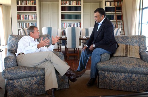 Prince_Bandar_bin_Sultan_with_G.W._Bush.jpg