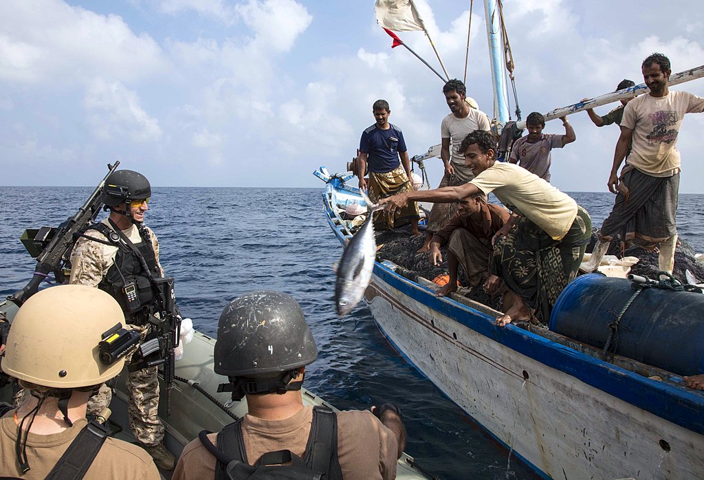 1024px-USS_Mason_%28DDG_87%29_VBSS_team_receive_a_fish_from_a_Yemeni_fisherman.jpg