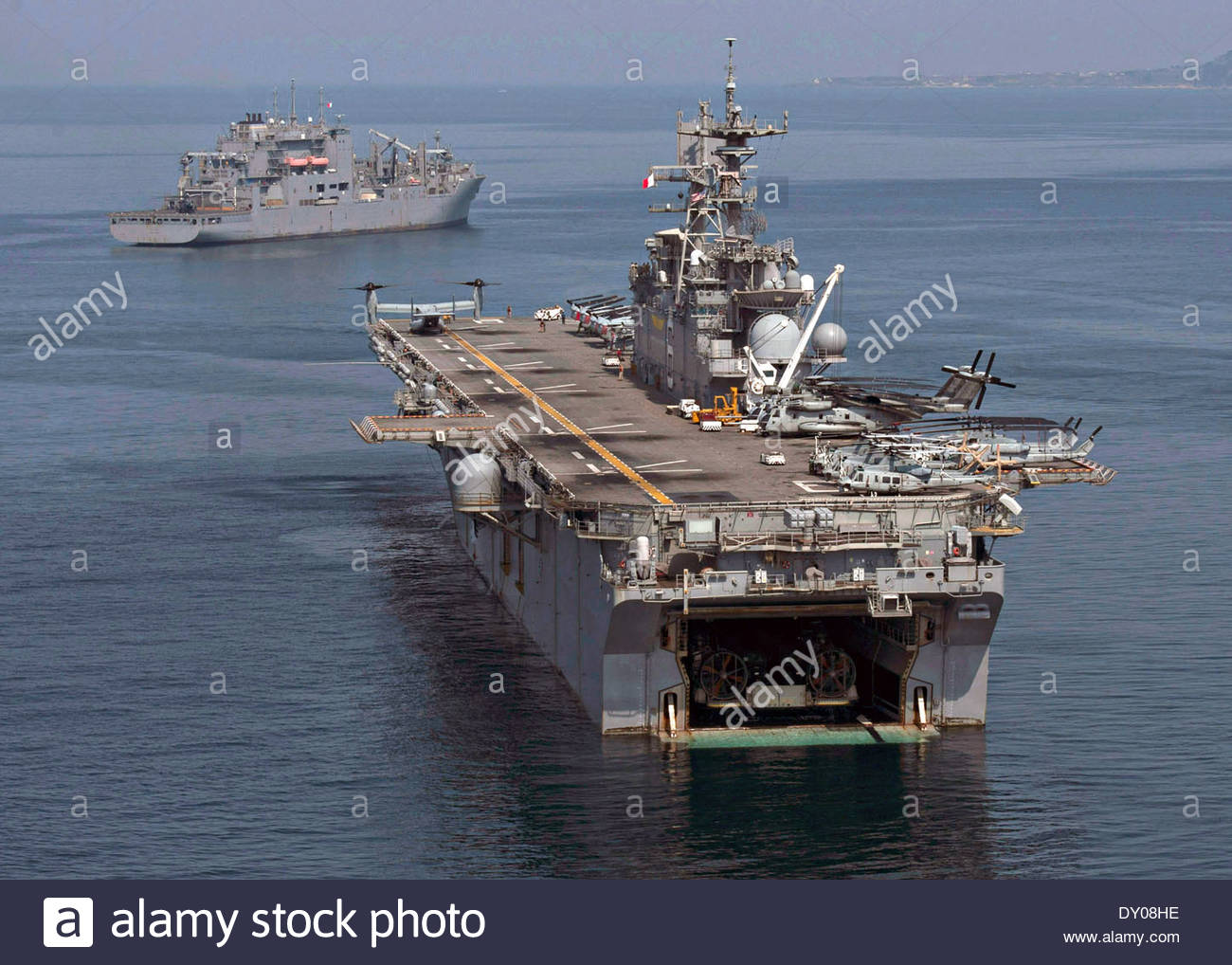 us-navy-amphibious-assault-ship-uss-bonhomme-richard-sits-at-anchorage-DY08HE.jpg