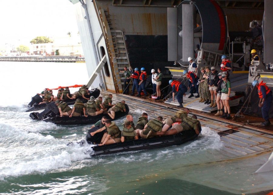 6446_us_navy_uss_boxer_lhd_well_deck_and_deck_department_personnel_help_boat_crews_from_st_battalion_rd_marines_practice_small_boat_departures_and_arrivals.jpg