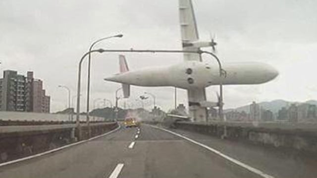 Plane-crash-Taiwan-002.jpg