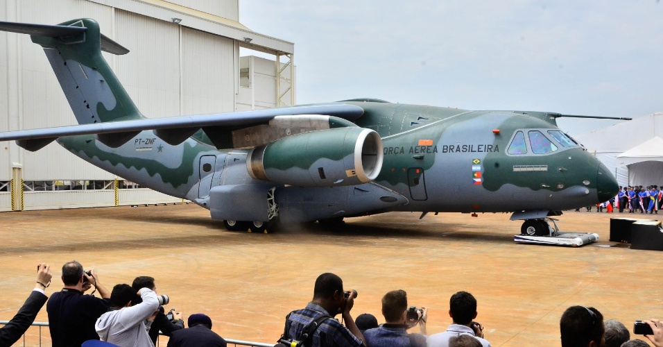 embraer-apresenta-o-prototipo-do-cargueiro-militar-kc-390-na-cidade-de-gaviao-peixoto-sp-o-acordo-entre-a-forca-aerea-brasileira-fab-e-a-fabricante-brasileira-de-avioes-preve-a-aquisicao-de-1413903657993_956x500.jpg