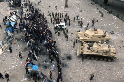 egypt-human-chain-tanks.jpg