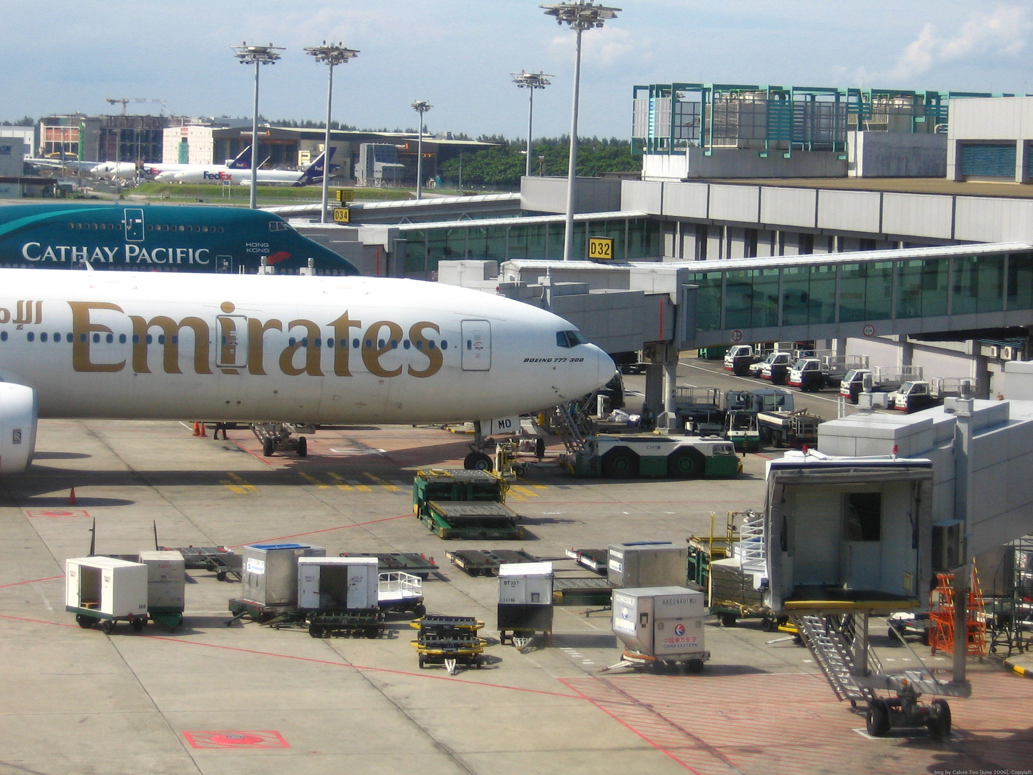 Singapore_changi_airport_ground_handling_emirates.JPG