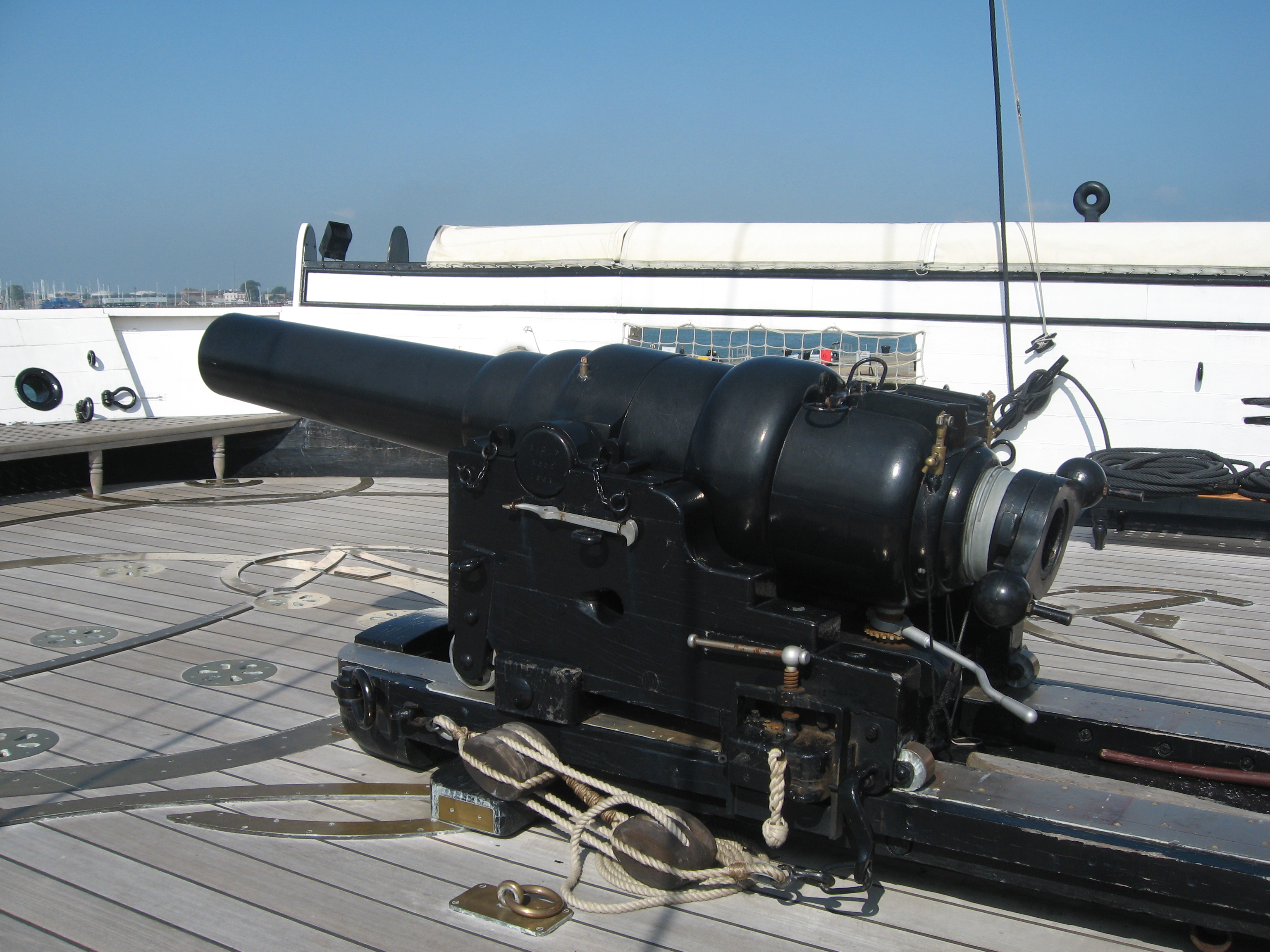 RBL_7_inch_Armstrong_gun_HMS_Warrior_left_side.jpg