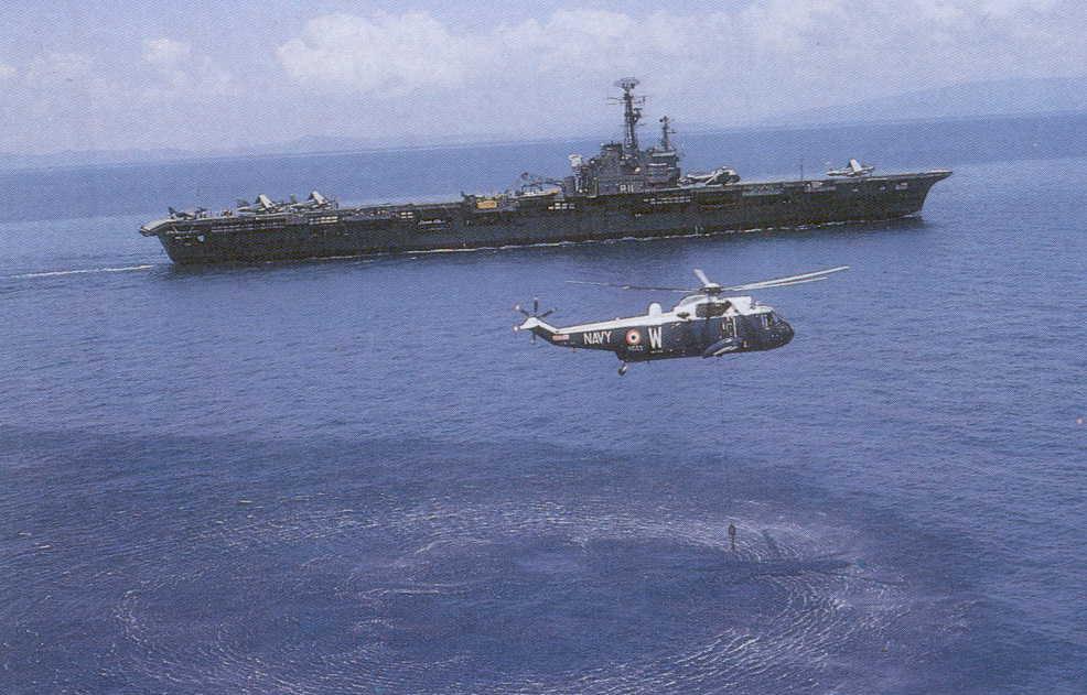INS_Vikrant_%28R11%29_with_a_Sea_King_helicopter_during_Indo-Pakistani_war_of_1971.jpg