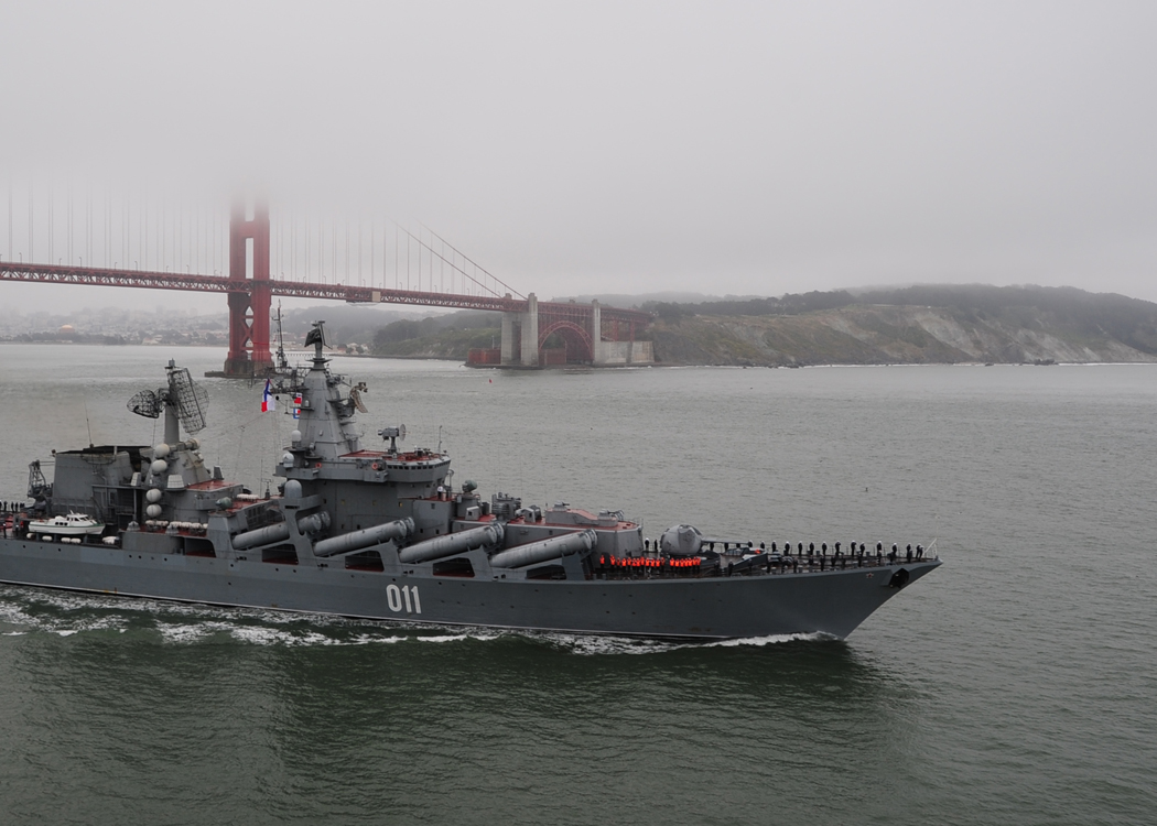 US_Navy_100625-G-7265M-396_Russian_Sailors_man_the_rails_as_Russian_navy_missile-cruiser_Varyag_departs_San_Francisco_Bay.jpg