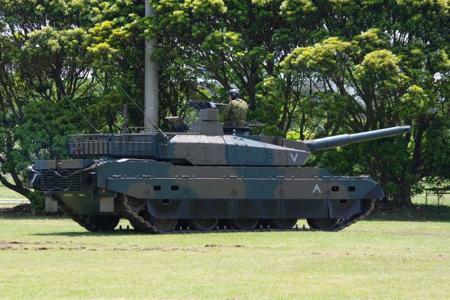 Type_10_mbt_maint_battle_tank_japan_japonese_army_defence_industry_004.jpg