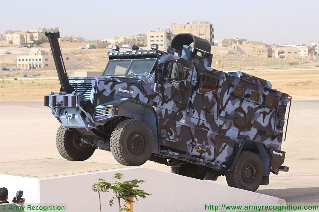 Thunder_2_4x4_tactical_armoured_truck_personnel_carrier_police_security_vehicle_Cambli_Canada_Canadian_defense_industry_640_002.jpg