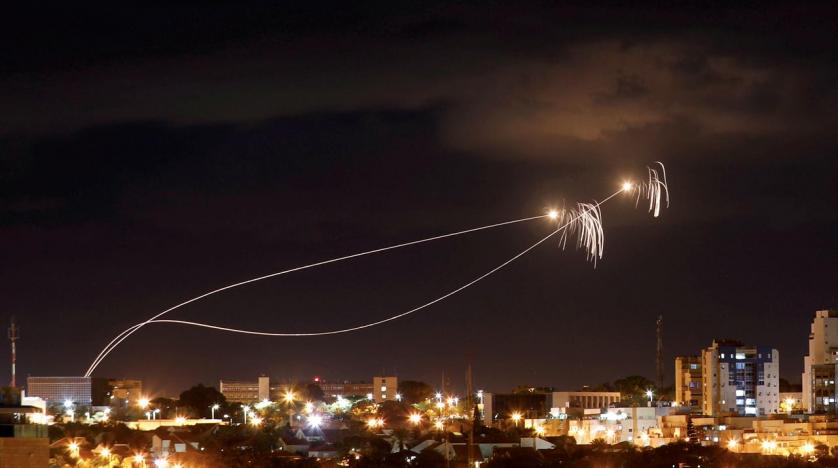 نظام القبة الحديدية الإسرائيلي يستهدف صاروخين أطلقا من غزة في عملية عسكرية سابقة/رويترز