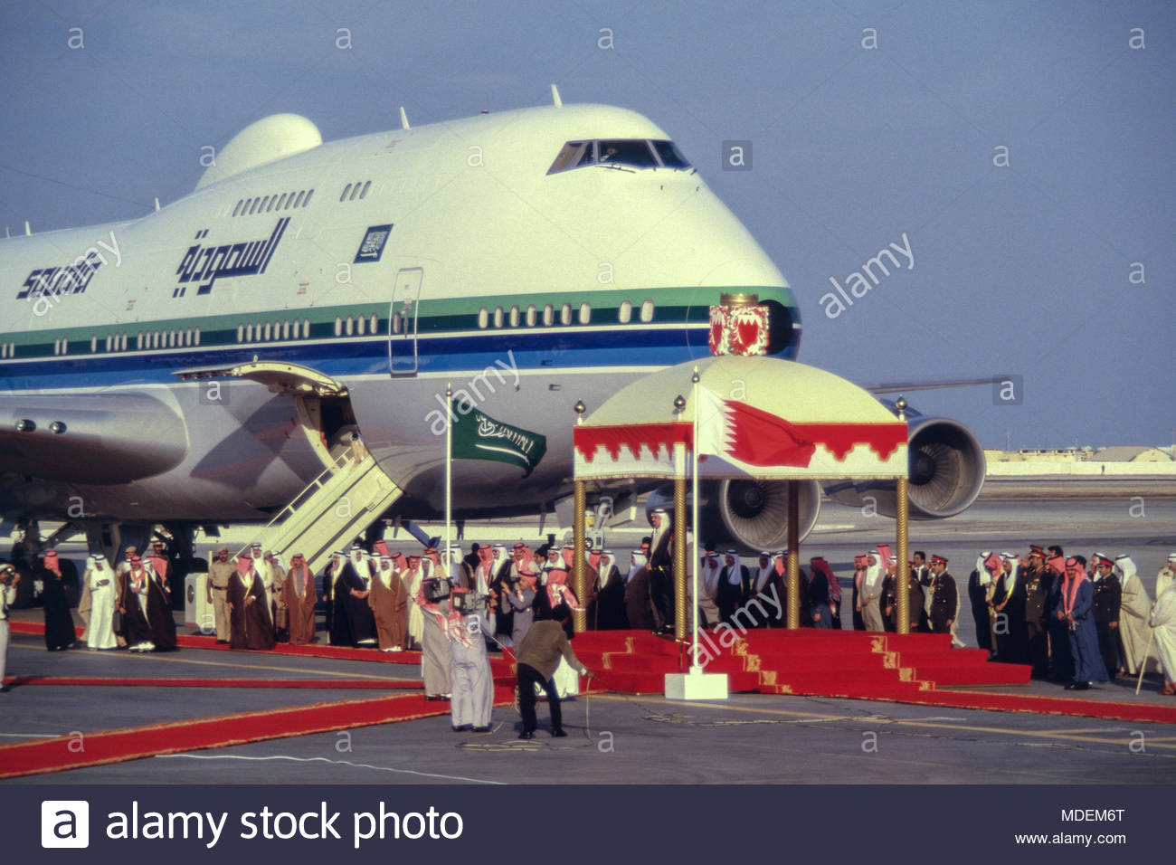 manama-bahrain-26-november-1986-king-fahd-bin-abdulaziz-al-saud-arrives-at-bahrain-international-airport-met-by-his-royal-highness-shaikh-isa-bin-salman-al-khalifa-emir-of-the-state-of-bahrain-for-the-opening-ceremony-of-the-800-million-causeway-connecting-bahrain-and-saudi-arabia-built-by-dutch-company-ballast-nedam-MDEM6T.jpg