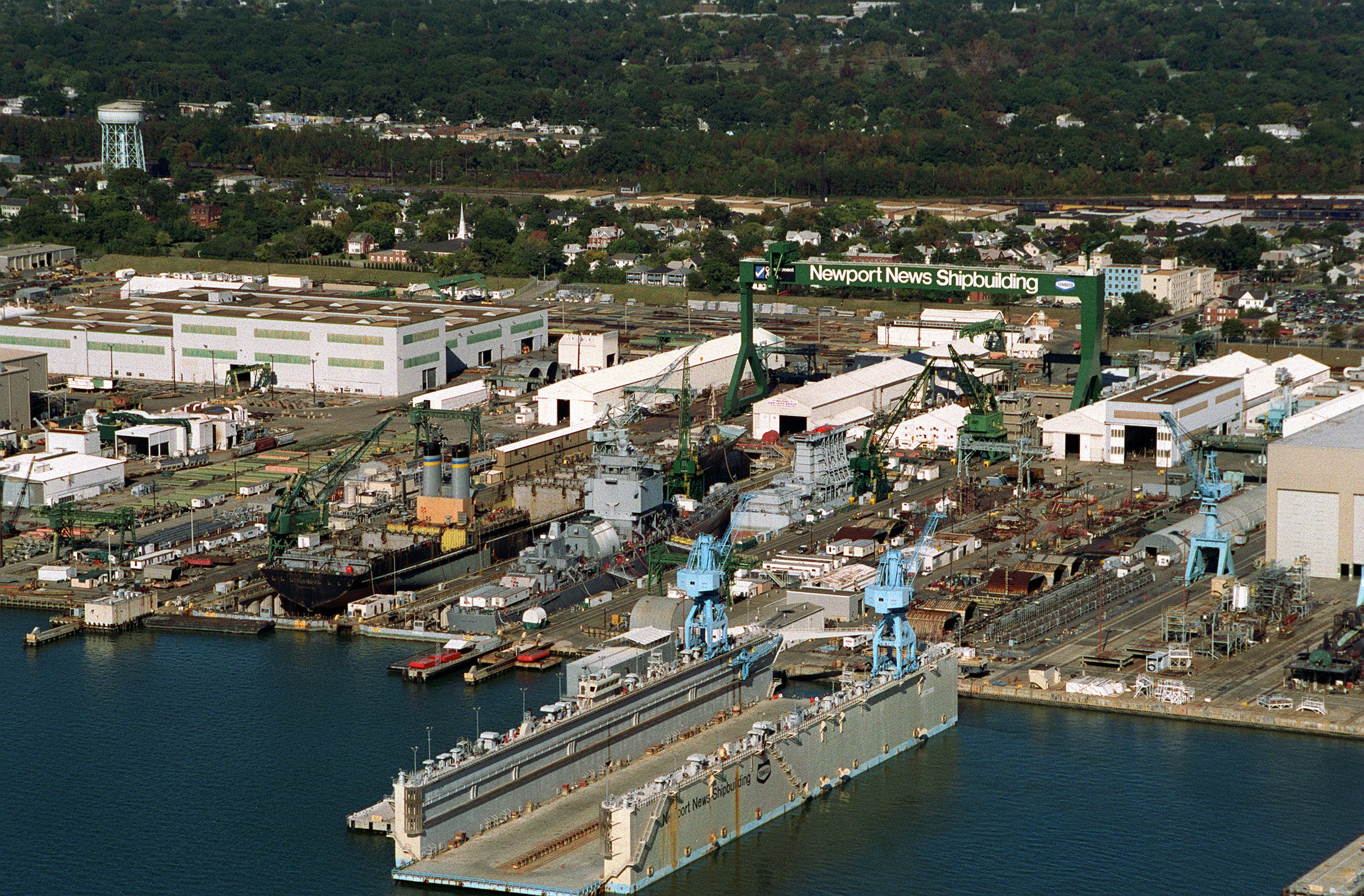 Newport_News_Shipyard%2C_aerial_view%2C_Oct_1994.jpeg