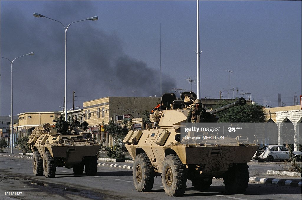 gulf-war-battle-of-khafji-in-al-khafji-saudi-arabia-on-february-01-picture-id124121437