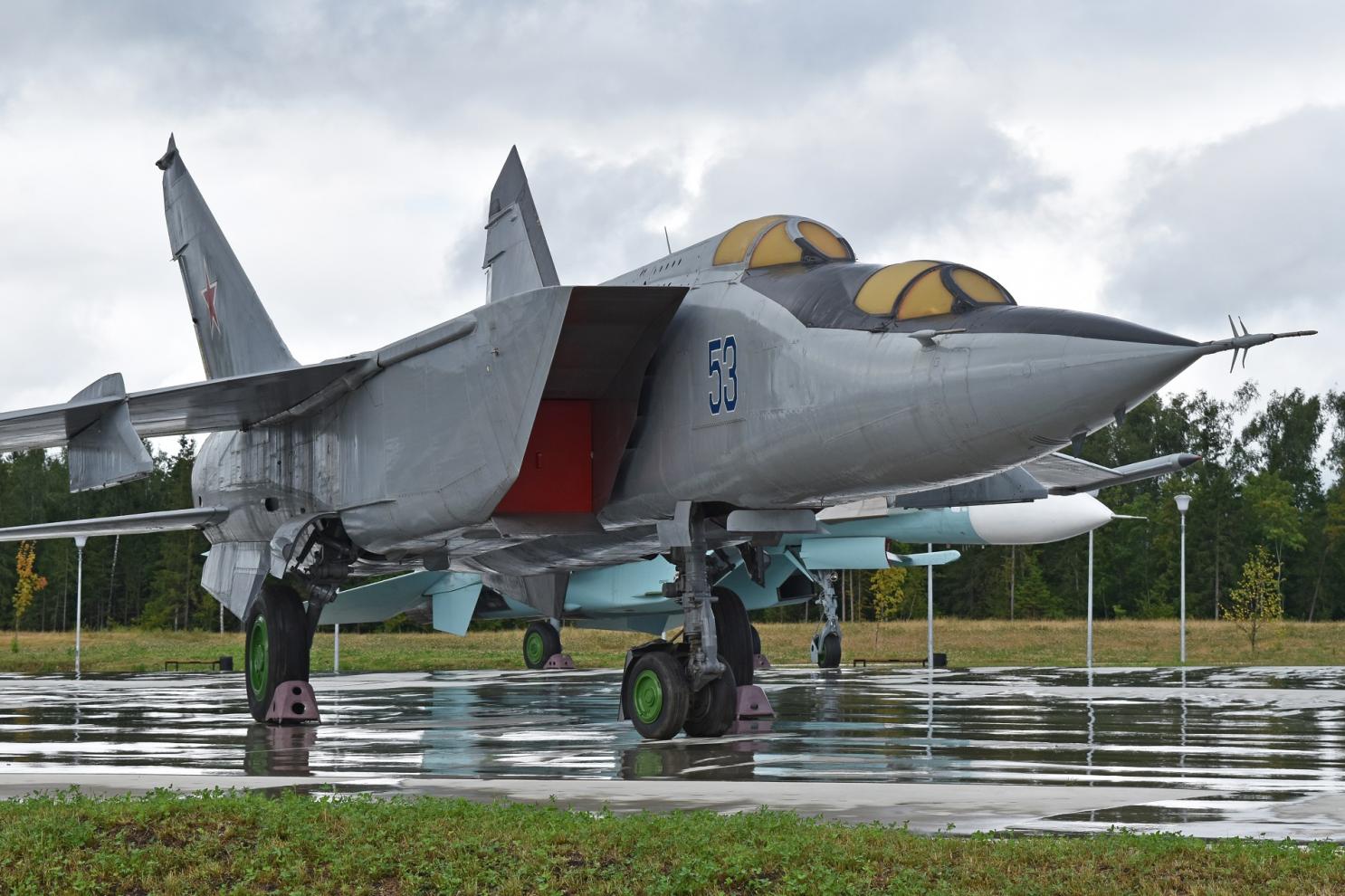 Mikoyan-Gurevich_MiG-25PU_%E2%80%9953_blue%E2%80%99_%2838094148876%29.jpg