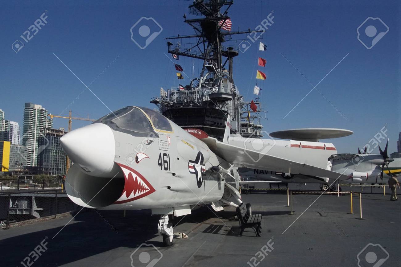 92185677-san-diego-california-dec-1-2017-f8-crusader-fighter-jet-aircraft-uss-midway-cv-41-aircraft-carrier-s.jpg