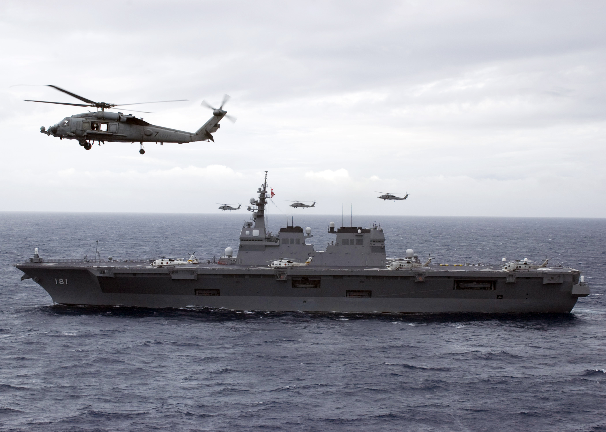 Helicopter_carrier_Hy%C5%ABga_%2816DDH%29.jpg
