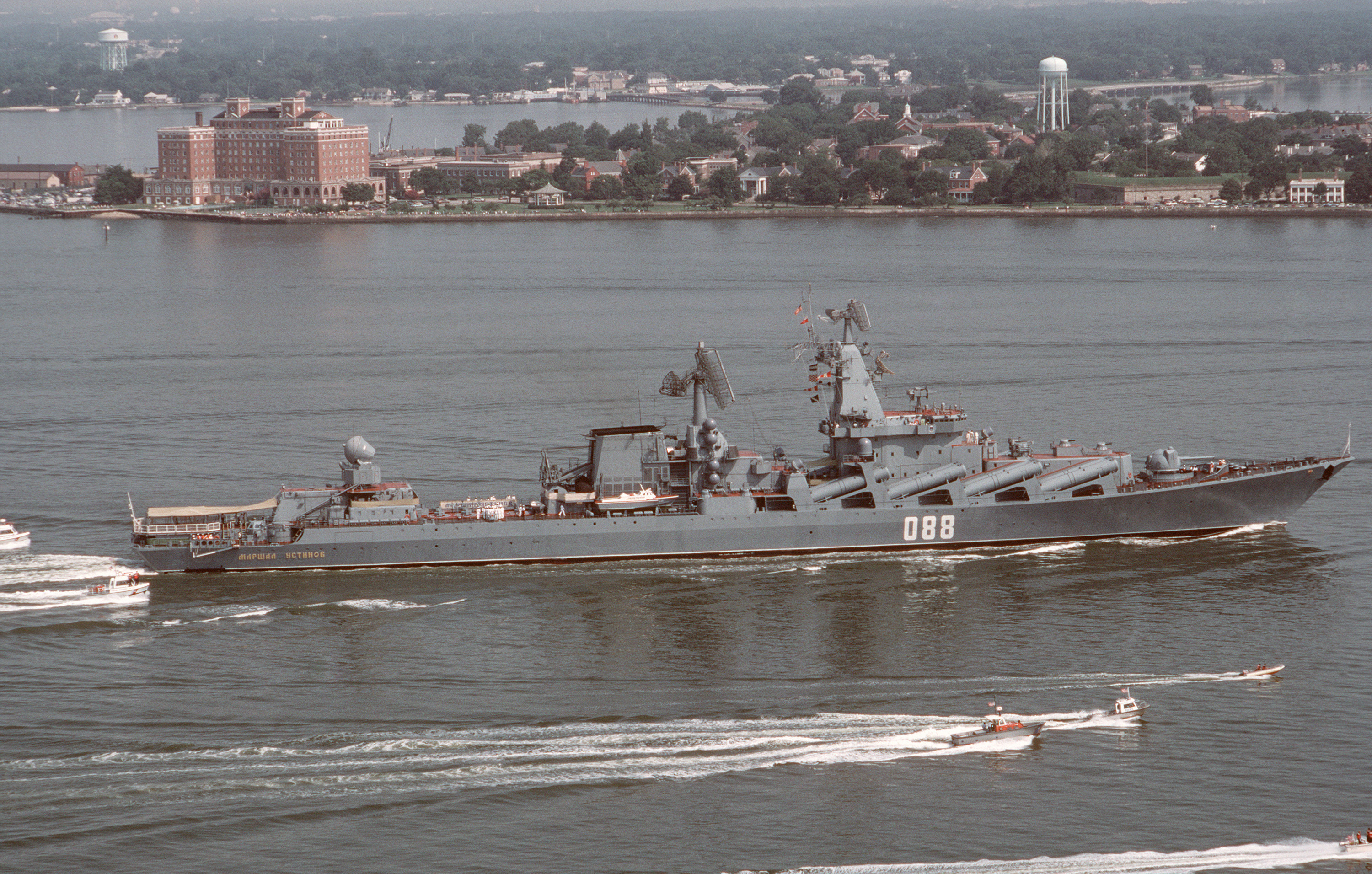 Cruiser_Marshal_Ustinov_leaving_Norfolk_1989.jpg