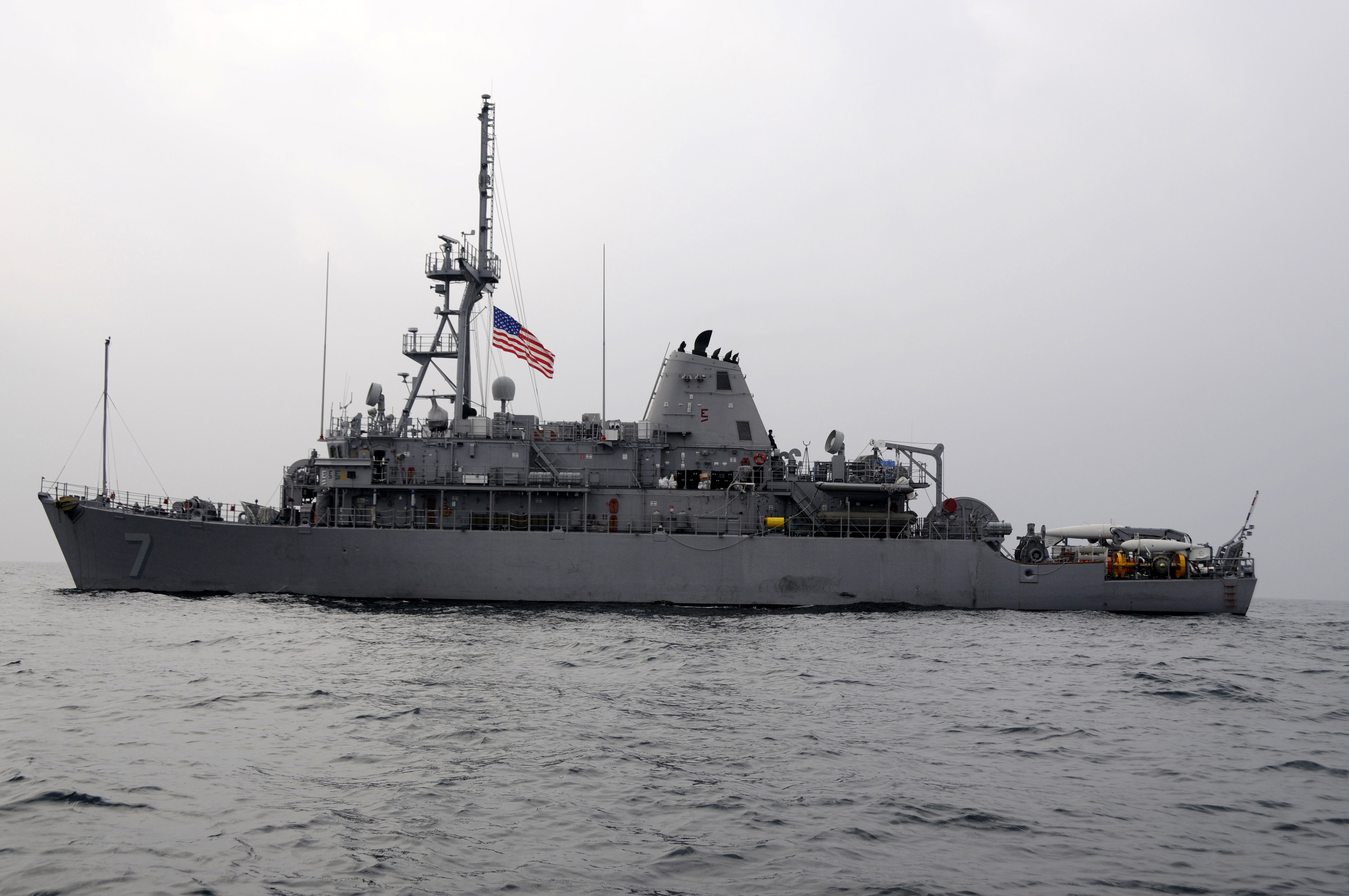 US_Navy_091126-N-8335D-450_The_mine_countermeasures_ship_USS_Patriot_%28MCM_7%29_is_underway_in_the_Yellow_Sea.jpg