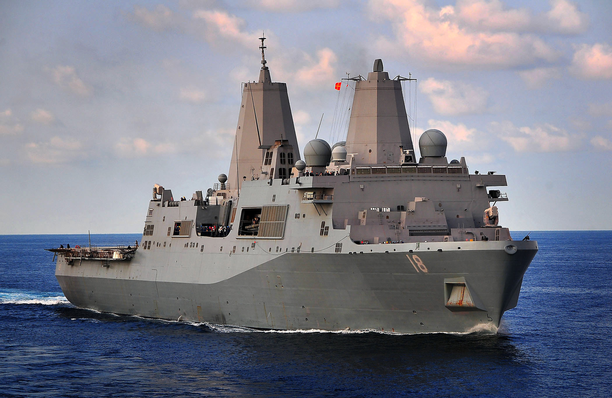 US_Navy_090702-N-4774B-029_Amphibious_transport_dock_ship_USS_New_Orleans_(LPD_18)_conducts_operations_in_preparation_for_an_underway_replenishment.jpg