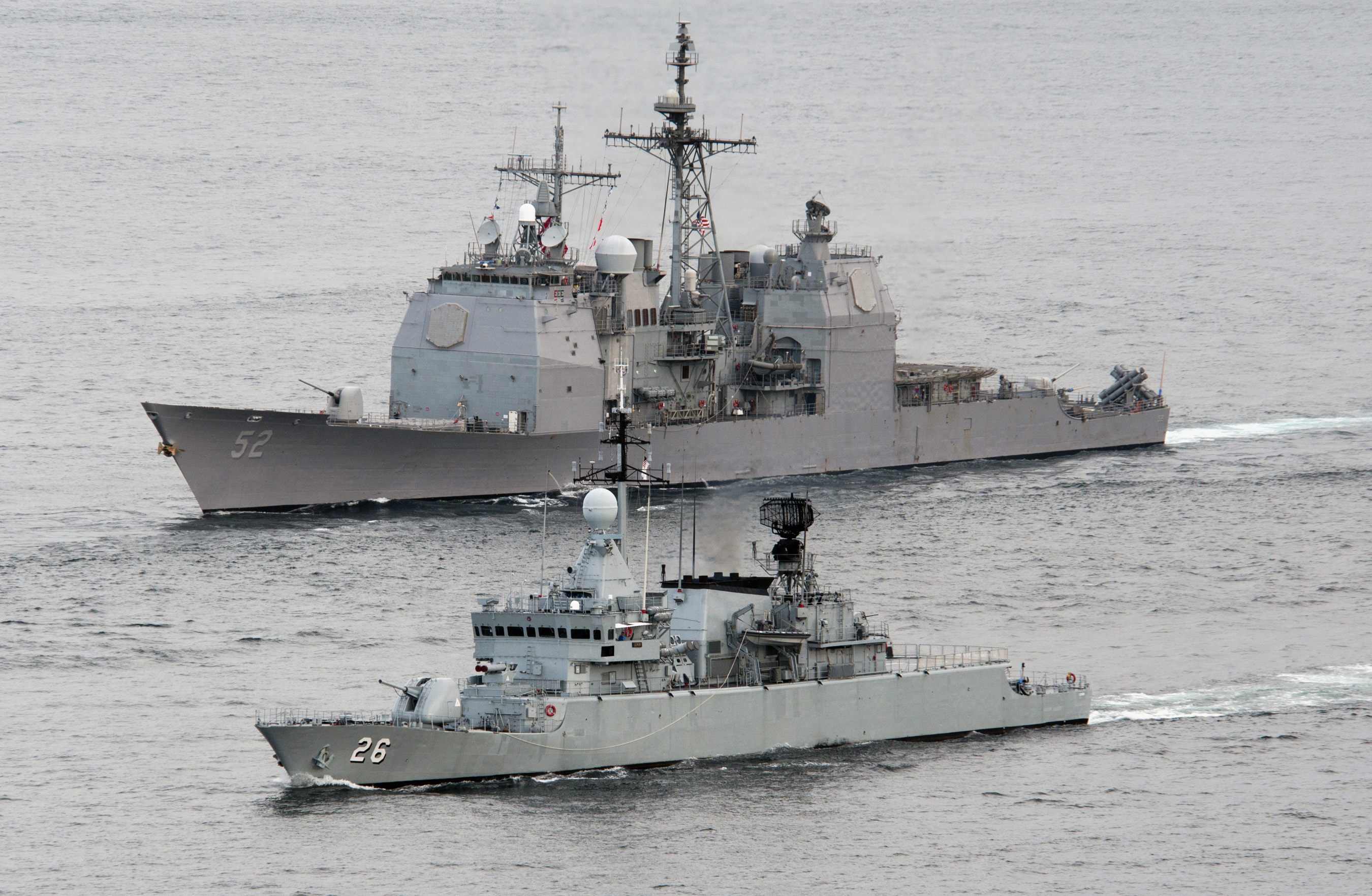 US_Navy_110126-N-7981E-422_The_Royal_Malaysian_Navy_frigate_KD_Lekir_%28FF_26%29_leads_the_Ticonderoga-class_guided_missile_cruiser_USS_Bunker_Hill_%28CG.jpg