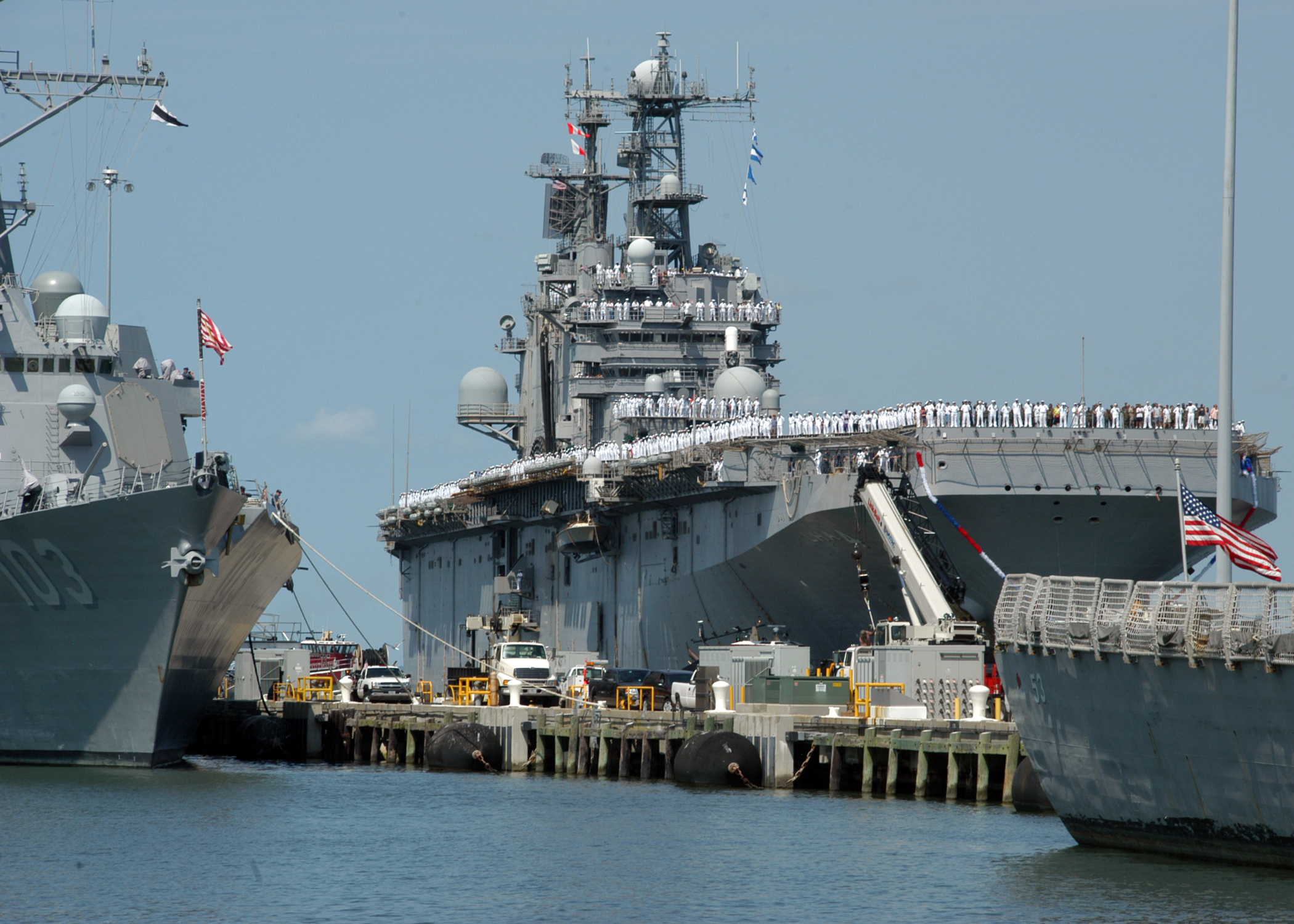 US_Navy_100815-N-6764G-072_The_Tarawa-class_amphibious_assault_ship_USS_Nassau_(LHA_4).jpg