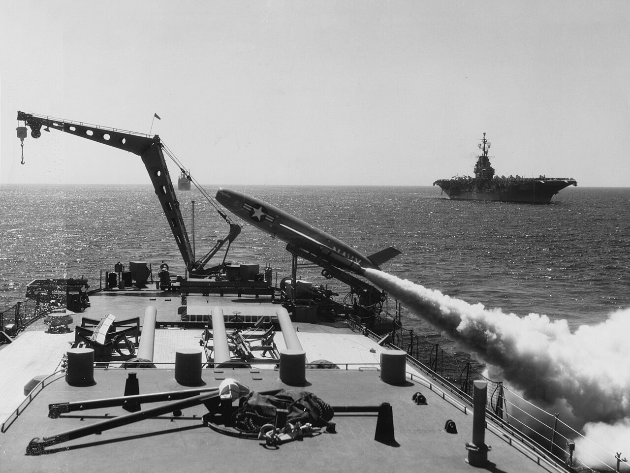 1280px-USS_Los_Angeles_%28CA-135%29_firing_a_Regulus_I_missile_on_7_August_1957_%28NH_97391%29.jpg
