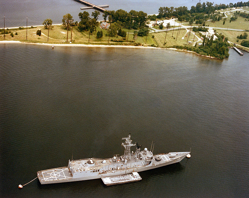 800px-USS_Estocin_FFG-15_moored_near_EMPRESS_I.jpg