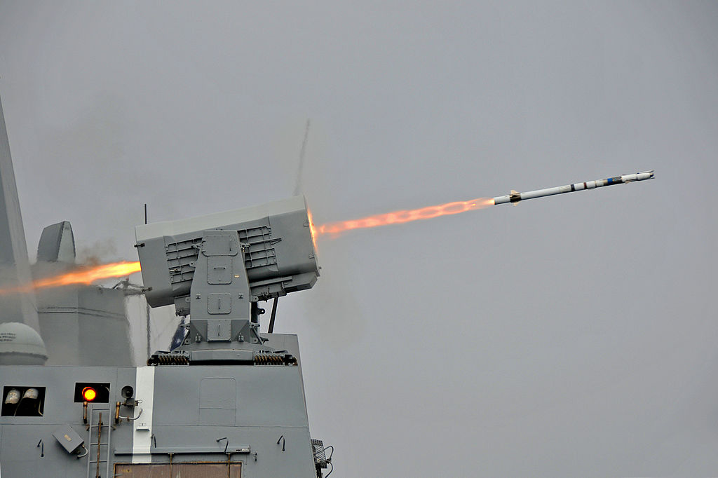 1024px-USS_New_Orleans_%28LPD-18%29_launches_RIM-116_missile_2013.jpg