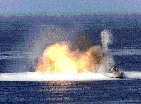 450px-USS_McNulty_%28DDE-581%29_sunk_as_target_with_FAE_1972.jpg