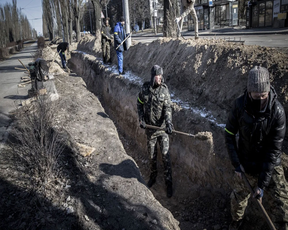 russian-strikes-hit-western-ukraine-as-offensive-widens-2022-03-11.jpg
