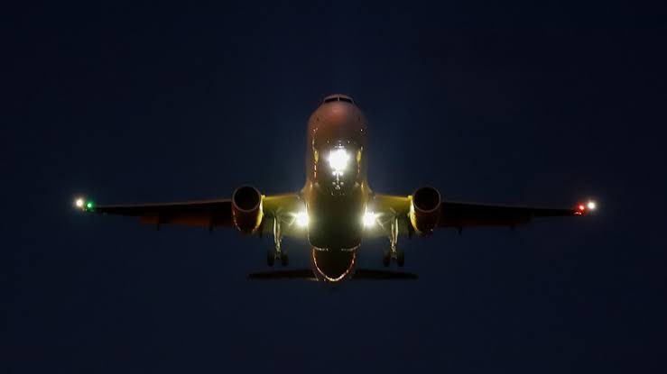 سؤال لكم….. لماذا يوضع على جناحي الطائرة أضواء مختلفة الألوان؟وتفصيلا :--لون أحمر على الجناح اليسار-لون أخضر على الجناح اليمين-لون أبيض على المؤخرة بالذيل  سؤال لكم….. لماذا يوضع على جناحي الطائرة أضواء مختلفة الألوان؟وتفصيلا :--لون أحمر على الجناح اليسار-لون أخضر على الجناح اليمين-لون أبيض على المؤخرة بالذيل