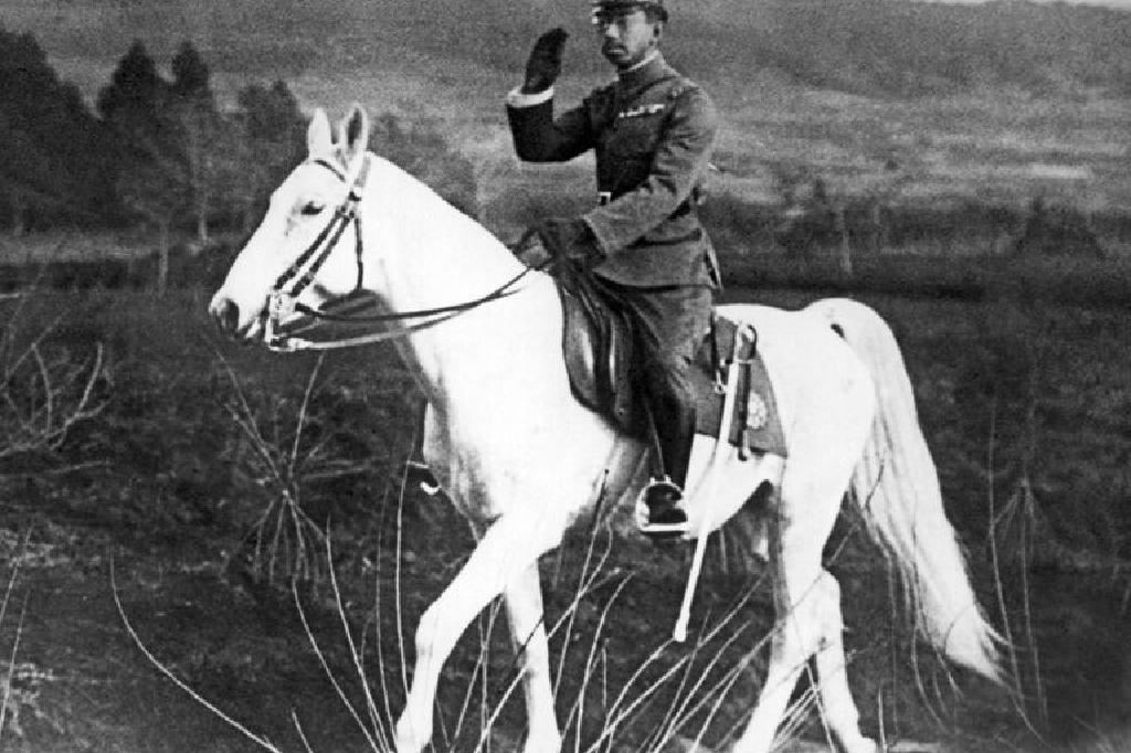 35ومن العجيب أيضا أنه في شمال ناغازاكي يقع معسكر أسرى حرب بريطانيين، يعملون بمناجم فحم، ولم يعرفوا شيئا عن الانفجارات إلا عندما عادوا إلى السطح.وفي 12/8/1945 أبلغ الإمبراطور هيروهيتو العائلة بقراره بالاستسلام، ثم أعلن استسلامه وتم بثه على الأمة اليابانية في اليوم التالي.  35ومن العجيب أيضا أنه في شمال ناغازاكي يقع معسكر أسرى حرب بريطانيين، يعملون بمناجم فحم، ولم يعرفوا شيئا عن الانفجارات إلا عندما عادوا إلى السطح.وفي 12/8/1945 أبلغ الإمبراطور هيروهيتو العائلة بقراره بالاستسلام، ثم أعلن استسلامه وتم بثه على الأمة اليابانية في اليوم التالي.