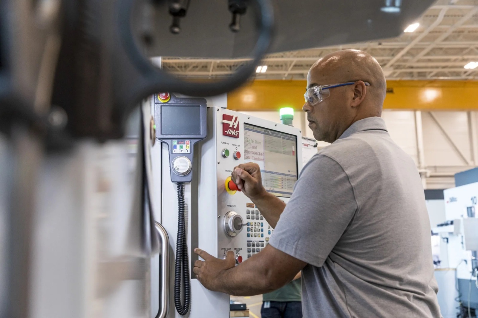 طالب يبرمج آلة تحكم رقمية حاسوبية في منشأة التصنيع السريع للتدريب الدفاعي في دانفيل، فيرجينيا - بلومبرغ طالب يبرمج آلة تحكم رقمية حاسوبية في منشأة التصنيع السريع للتدريب الدفاعي في دانفيل، فيرجينيا - بلومبرغ