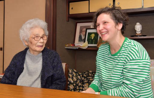 24 اكيكو تاكاكورا 高蔵 信子) Takakura Akiko) كانت أيضا من بين الناجين الذين تواجدوا بالقرب من مركز الانفجار، حيث كانت داخل بنك هيروشيما على بعد 300 متر فقط من مركز الانفجار وقت الهجوم.  24 اكيكو تاكاكورا 高蔵 信子) Takakura Akiko) كانت أيضا من بين الناجين الذين تواجدوا بالقرب من مركز الانفجار، حيث كانت داخل بنك هيروشيما على بعد 300 متر فقط من مركز الانفجار وقت الهجوم.