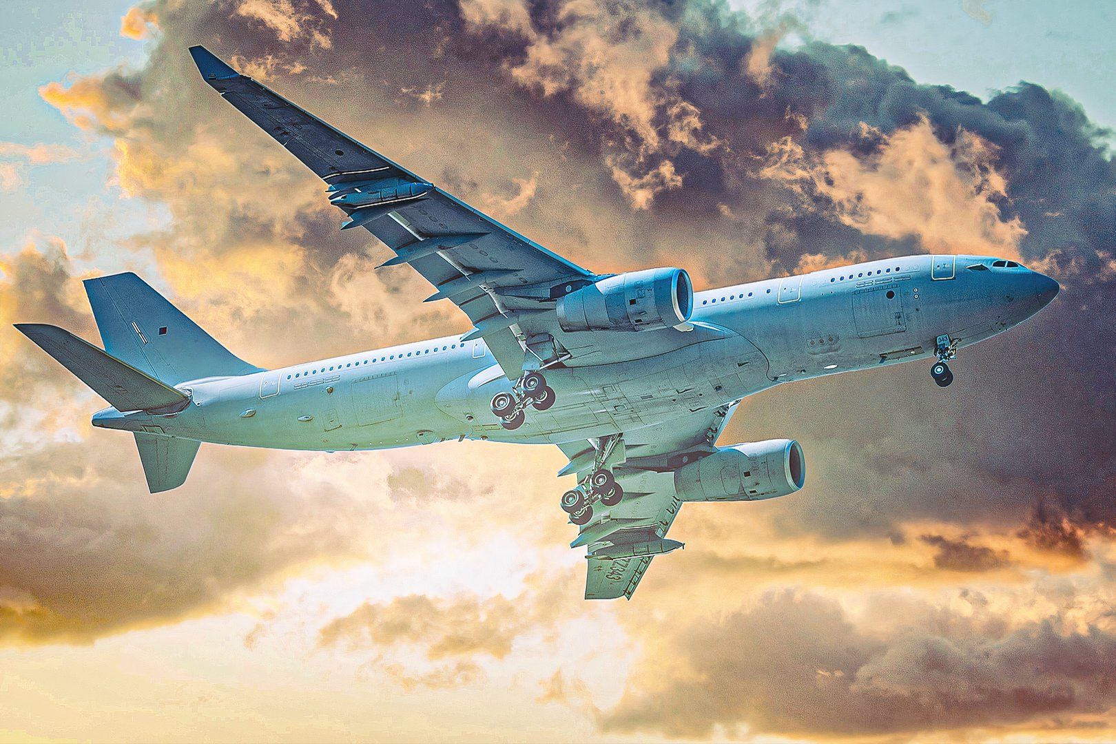 طائرة A330 MRTT تحلق مع غروب الشمس في الخلفية طائرة A330 MRTT تحلق مع غروب الشمس في الخلفية