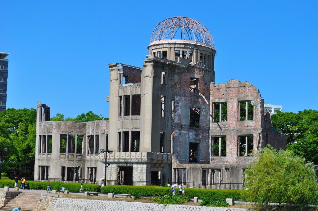 25كما صمدت بوجه الانفجار قبة گِـنْباكو (原爆ドーム) أو قبة القنبلة النووية أو قبة السلام في هيروشيما على الرغم أن بعدها عن مركز الانفجار 150 مترا فقط...  25كما صمدت بوجه الانفجار قبة گِـنْباكو (原爆ドーム) أو قبة القنبلة النووية أو قبة السلام في هيروشيما على الرغم أن بعدها عن مركز الانفجار 150 مترا فقط...