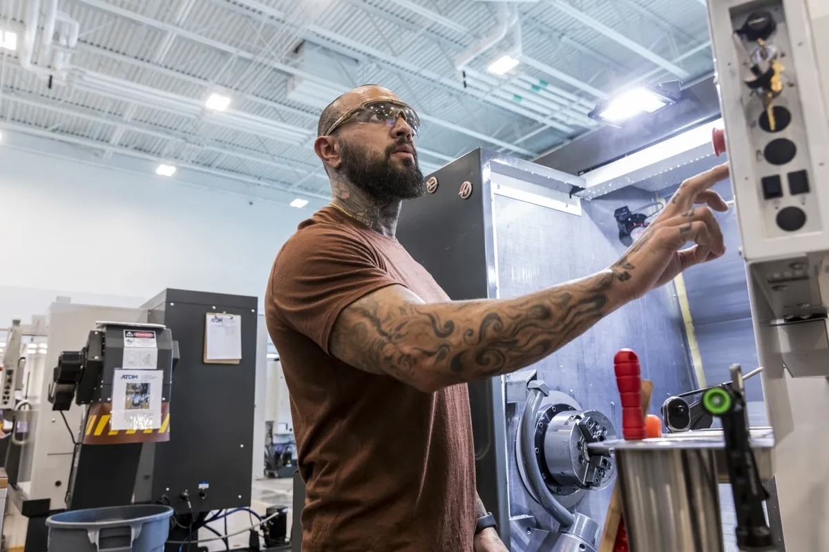 ويليام كايسن، طالب في منشأة التدريب السريع في التصنيع الدفاعي في دانفيل، فيرجينيا، يبرمج آلة تحكم رقمية حاسوبية - بلومبرغ ويليام كايسن، طالب في منشأة التدريب السريع في التصنيع الدفاعي في دانفيل، فيرجينيا، يبرمج آلة تحكم رقمية حاسوبية - بلومبرغ