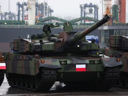 دبابة K2 Black Panther في ميناء جدينيا البولندي أثناء استلام بولندا أول دفعة من كوريا الجنوبية- 6 ديسمبر 2022 - Reuters دبابة K2 Black Panther في ميناء جدينيا البولندي أثناء استلام بولندا أول دفعة من كوريا الجنوبية- 6 ديسمبر 2022 - Reuters