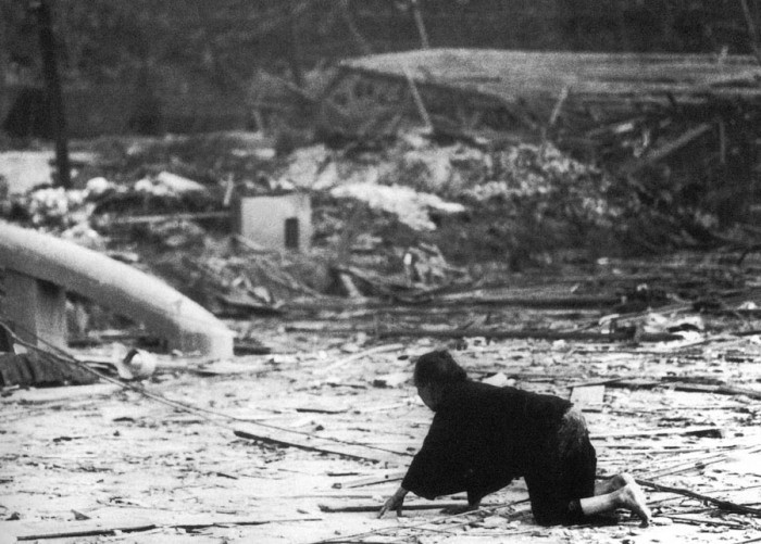 34تراوح عدد الوفيات المباشرة بين 60 – 70 ألف شخص، ووصل إجمالي عدد الوفيات بنهاية عام 1945 إلى 80 ألف شخص.ومن الأمور العجيبة في التاريخ أن أهالي هيرشيما بعد تعرضهم للقصف كان قد نزح كثير منهم باتجاه ناكازاكي حيث تعرضوا للقصف النووي مرة أخرى...  34تراوح عدد الوفيات المباشرة بين 60 – 70 ألف شخص، ووصل إجمالي عدد الوفيات بنهاية عام 1945 إلى 80 ألف شخص.ومن الأمور العجيبة في التاريخ أن أهالي هيرشيما بعد تعرضهم للقصف كان قد نزح كثير منهم باتجاه ناكازاكي حيث تعرضوا للقصف النووي مرة أخرى...