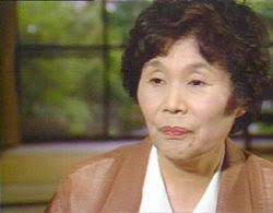 24 اكيكو تاكاكورا 高蔵 信子) Takakura Akiko) كانت أيضا من بين الناجين الذين تواجدوا بالقرب من مركز الانفجار، حيث كانت داخل بنك هيروشيما على بعد 300 متر فقط من مركز الانفجار وقت الهجوم.  24 اكيكو تاكاكورا 高蔵 信子) Takakura Akiko) كانت أيضا من بين الناجين الذين تواجدوا بالقرب من مركز الانفجار، حيث كانت داخل بنك هيروشيما على بعد 300 متر فقط من مركز الانفجار وقت الهجوم.