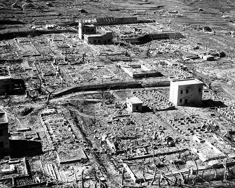 33بعد مرور 43 ثانية انفجرت القنبلة على ارتفاع 469 متر فوق سطح الأرض، تحديداً في منتصف المسافة بين شركة ميتسوبيشي للصلب ومصنع ميتسوبيشي للذخائر، ولحسن الحظ أيضا فقد حمت التلال جزءا كبيرا من المدينة واقتصر الانفجار على وادي أوراكامي  33بعد مرور 43 ثانية انفجرت القنبلة على ارتفاع 469 متر فوق سطح الأرض، تحديداً في منتصف المسافة بين شركة ميتسوبيشي للصلب ومصنع ميتسوبيشي للذخائر، ولحسن الحظ أيضا فقد حمت التلال جزءا كبيرا من المدينة واقتصر الانفجار على وادي أوراكامي