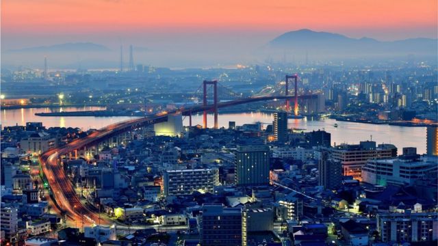 28لحسن الحظ في ناغازاكي فقد تم قصف المدينة بالأسلحة التقليدية قبل إسقاط القنبلة النووية بأيام، ففي 1/8/1945 تم استهداف أحواض بناء السفن ومناطق تحميل وتفريغ السفن في الجزء الجنوبي الغربي من المدينة، ومصانع ميتسوبيشي للصلب وسقطت ست قنابل على كلية الطب وعلى مستشفى المدينة...  28لحسن الحظ في ناغازاكي فقد تم قصف المدينة بالأسلحة التقليدية قبل إسقاط القنبلة النووية بأيام، ففي 1/8/1945 تم استهداف أحواض بناء السفن ومناطق تحميل وتفريغ السفن في الجزء الجنوبي الغربي من المدينة، ومصانع ميتسوبيشي للصلب وسقطت ست قنابل على كلية الطب وعلى مستشفى المدينة...