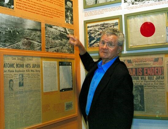 8كان يقود السرب الكولينيل الأمريكي بول تيبيتس Paul Tibbets بطائرته التي سميت على اسمه، وقد عمّر طويلا ومات عام 2007 عن عمر 92 عاما  8كان يقود السرب الكولينيل الأمريكي بول تيبيتس Paul Tibbets بطائرته التي سميت على اسمه، وقد عمّر طويلا ومات عام 2007 عن عمر 92 عاما