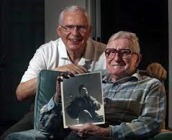 10وأما القاذقة الثالثة فكانت تسمى بالشر الضروري necessary evil (طائرة التصوير)، والتي كان يقودها الكابتن جورج ماركوارت.  10وأما القاذقة الثالثة فكانت تسمى بالشر الضروري necessary evil (طائرة التصوير)، والتي كان يقودها الكابتن جورج ماركوارت.