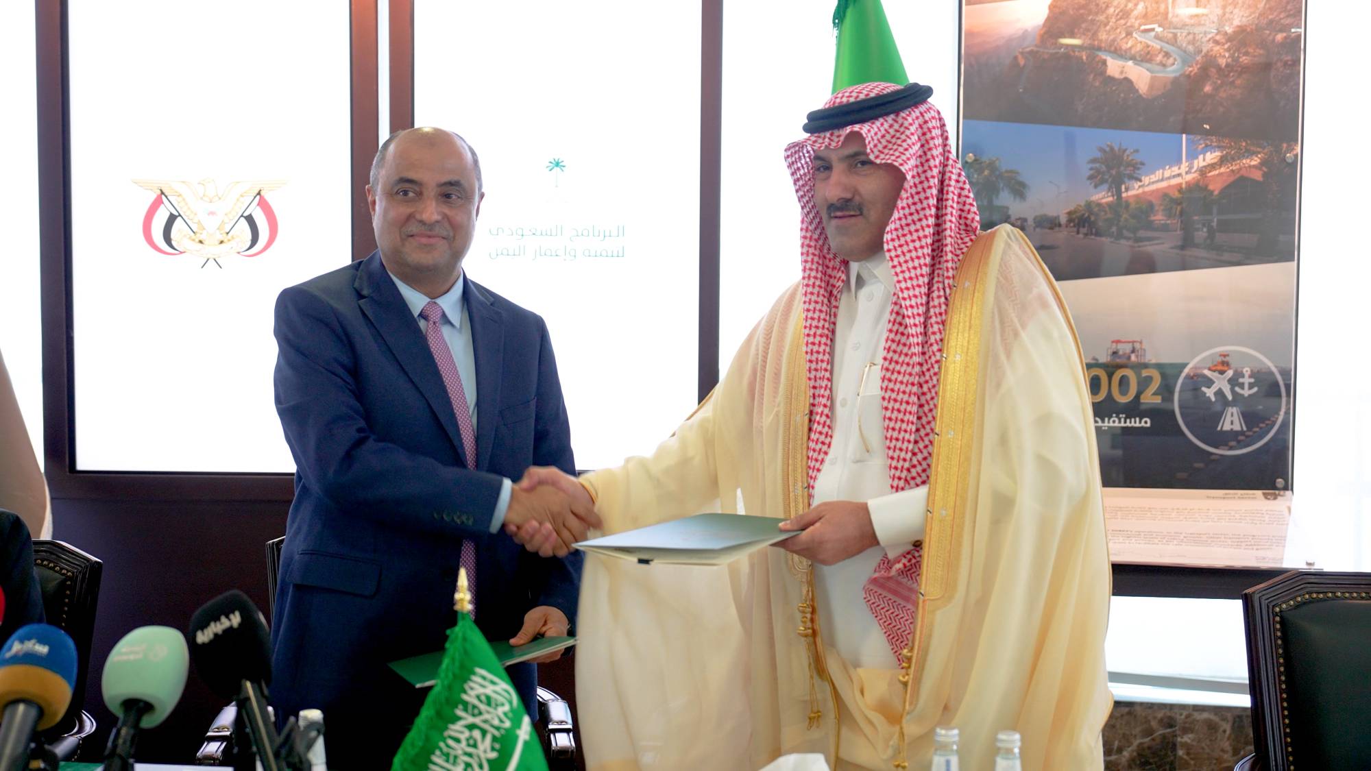 رئيس الوزراء اليمني مع السفير السعودي لدى اليمن خلال توقيع إحدى الاتفاقيات (تصوير تركي العقيلي) رئيس الوزراء اليمني مع السفير السعودي لدى اليمن خلال توقيع إحدى الاتفاقيات (تصوير تركي العقيلي)